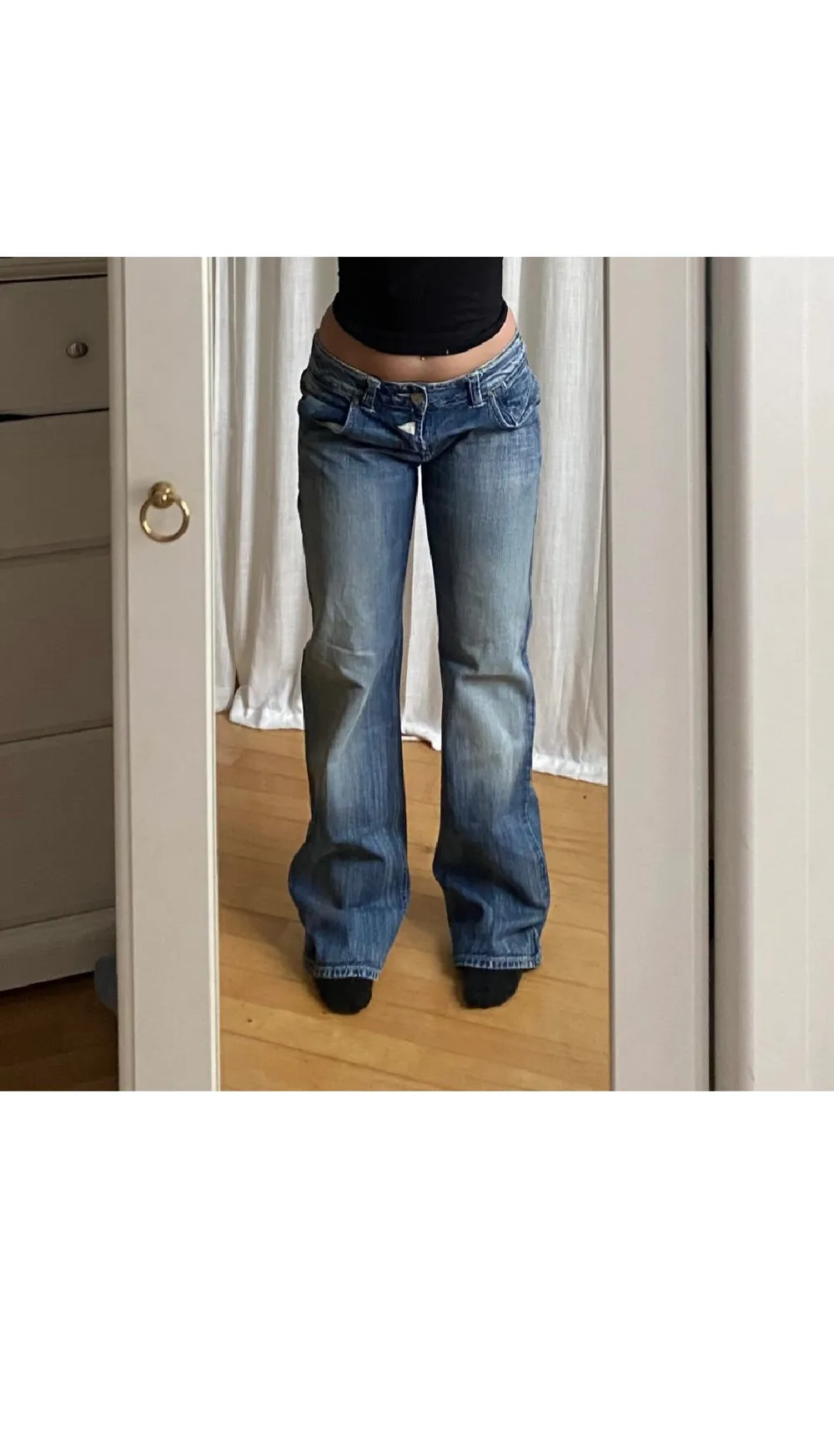 Riktigt heta jeans köpta på Plick som tyvärr inte passade. Innerben: 80 cm Midja:84 tvärs över. Jeans & Byxor.