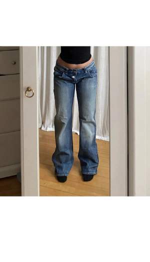 Riktigt heta jeans köpta på Plick som tyvärr inte passade. Innerben: 80 cm Midja:84 tvärs över