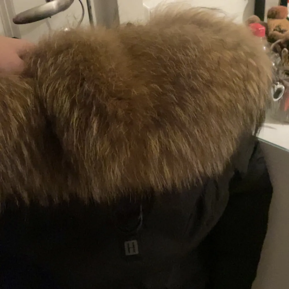 En fin hollies jacka med en stor och fluffig päls, köpte för 4500kr säljer för 2000kr, den är lite stor i storleken , bra skick. Jackor.