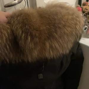 En fin hollies jacka med en stor och fluffig päls, köpte för 4500kr säljer för 2000kr, den är lite stor i storleken , bra skick