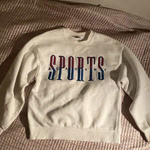 Säljer min tröja från Gina😘 - Säljer nu min vita collage tröja med text på från Gina tricot. Köpte den sommaren för ett och ett halvt år sedan men skulle ändå säga att den är i väldigt bra skick! 