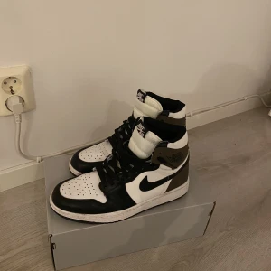 Jordan 1 retro high mocha  - Tja! Säljer mitt par jordan 1 high då de tyvärr vart för små. Använt ett fåtal gånger. Skick 9/10. Box medföljer/ej orginalboxen.   Perfekta skor inför våren. Fraktar spårbart. Pris kan diskuteras vid snabb och enkel affär💛