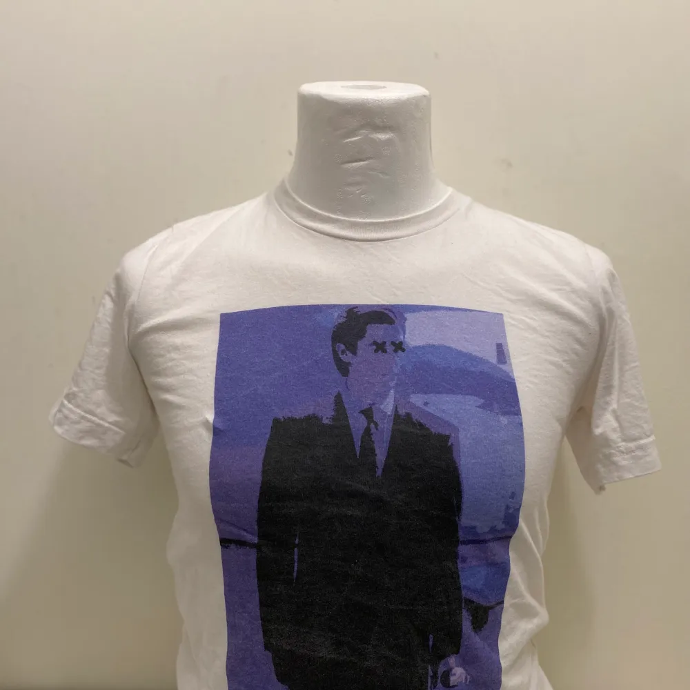 Säljer en limited edition T-shirt från märket Vazo, knappt använd och trycket föreställer Patrick Bateman. Normal i storlek och pris kan diskuteras vid eventuell snabb affär . T-shirts.