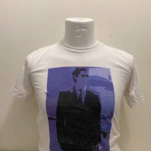 Säljer en limited edition T-shirt från märket Vazo, knappt använd och trycket föreställer Patrick Bateman. Normal i storlek och pris kan diskuteras vid eventuell snabb affär 