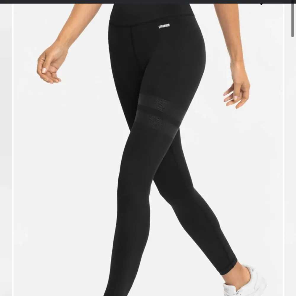 Svarta Etna tights köpa för 699kr. De är väl använda och har små små hål mellan benen och det vita märket vid höften är borta🫶 Kan nog användas utan besvär av hålen beroende på vilken slags träning man utför🫶. Jeans & Byxor.