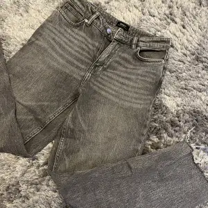 Jätte snygga gråa jeans från Only i en straight modell ner till. Storlek 26 midja & 32 längd. Använda fåtal ggr, säljes pga jag använt andra jeans bara. Pris kan diskuteras ❣️