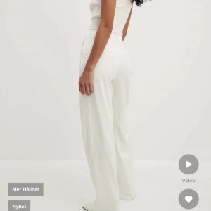 Vita kostymbyxor lojsanwallin X NAKD - Superfina vita finkostymbyxor från lojaanwallins kollektion med NAKD💕 Är helt slutsålda på hemsidan, men priset låg runt 500 kr. Säljes då de tyvärr inte passar mig. 