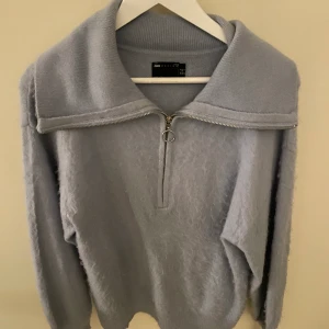 Fin mjuk blå tröja  - Fin mjuk blå tröja med krage från dragkedja ✨