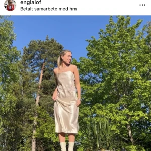 Hm klänning - Suuuper fin satin klänning från hm, aldrig använd med prislappen kvar! Kostade 700kr nypris💕