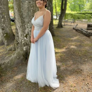 Balklänning dressroom Linné - Säljer min balklänning från dressroom linné🩵  Storlek 36 som är uppsydd att passa runt 160cm utan klackar. Endast använd några timmar+kemtvättad Kan mötas upp runt Lidköping.