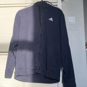 Navy Adidas tröja S - Navy Adidas tröja S, jättebra skick 👍🏼