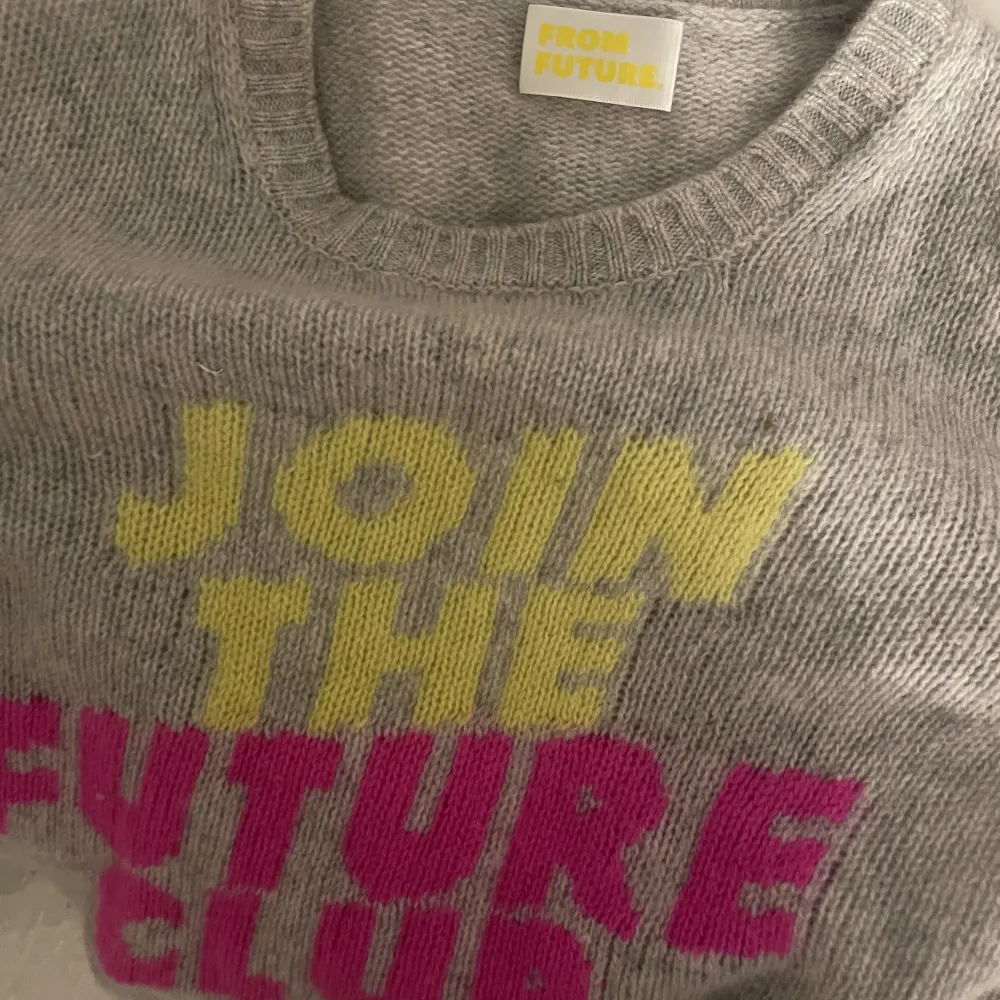 100% cashmere tröja från ”from future ” i fint skick, bara legat i garderoben sista halvåret. 💞💞INGA BUD UNDER 400kr köp direkt för 550kr. Tröjor & Koftor.