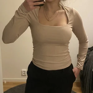 Beige topp från HM - Så fin och åtsittande beige topp från HM. Aldrig använd. kostar 299kr på butik. 