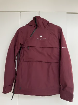 Montec skidjacka Dune - Fin anorak från Montec i storlek xs. Lätt fodrad, med snölås Fint skick.