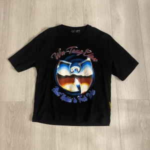 Wu-Tang t-shirt  - Säljer en wu tang t-shirt för den är lite för stor för mig som är ca 170, som helt ny använd knappt 1 gång 👐
