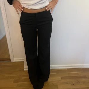 Låg midjade kostymbyxor  - ❤️‍🔥Intrsessekoll❤️‍🔥Ett par lågmidjade kostymbyxor från Sellpy men urpsrungligen från GAP. Midje mått : 70cm Innebenslängd: 84cm. Jag är ca 172 går att sy upp och in. Skriv för mer bilder ❤️‍🔥❤️‍🔥