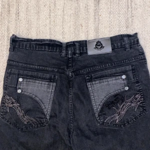 D&G jeans - Skitsnygga jeans med coola bakfickor som tyvärr inte passar mig längre❤️‍🔥❤️‍🔥 midjemåttet ligger på 41cm och innerbenslängden på 70,5 cm. Vet ej om de är äkta så därav priset!⚡️⚡️