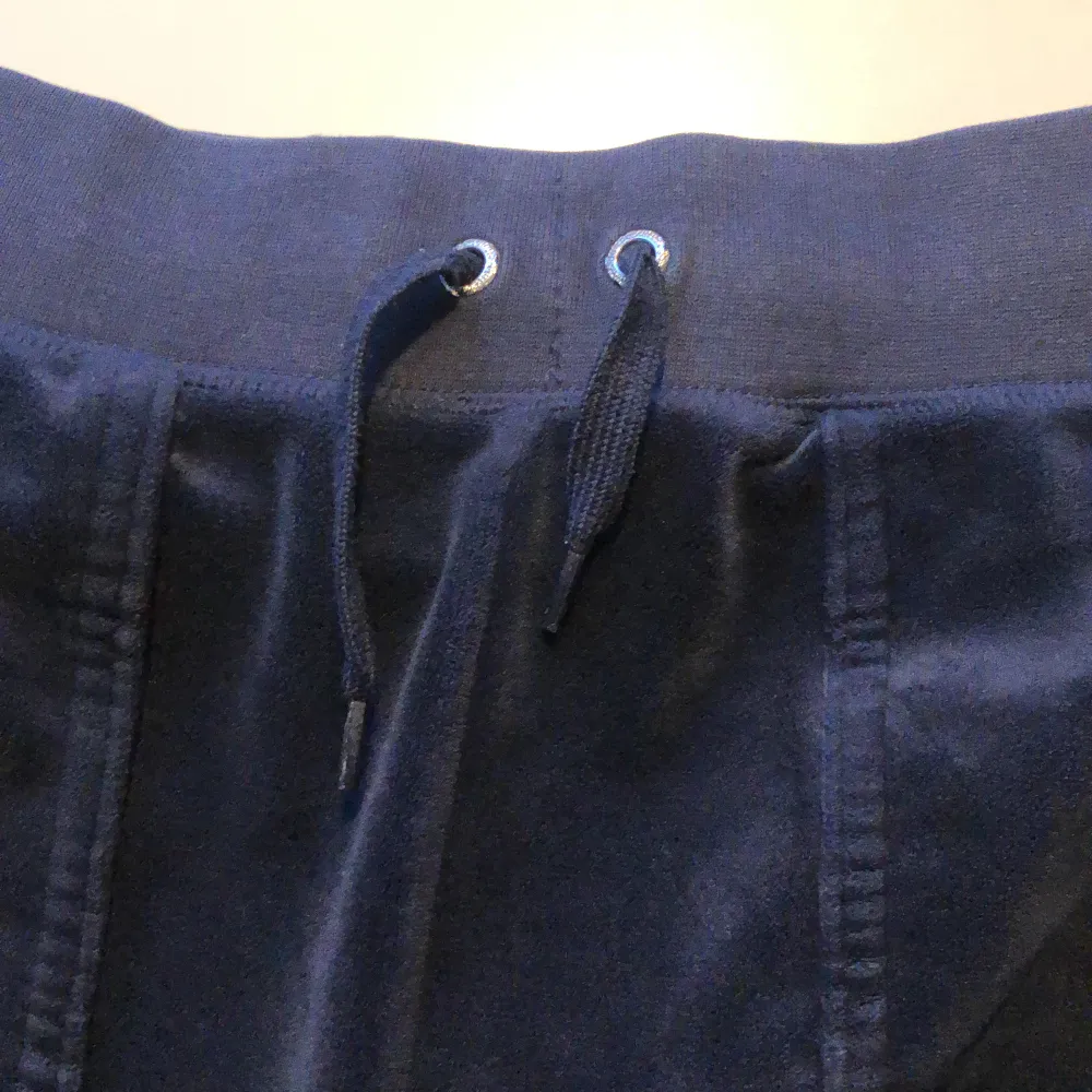 Säljer mörkblåa juicy byxor i fint skick. 650kr plus frakten. På andra bilden så har jag tappat metall bitarna som sitter längst nere på snörena. Säljer dem för att jag inte använder dem. . Jeans & Byxor.
