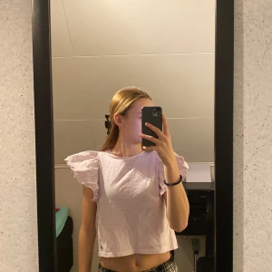 T-shirt - En fin kort t-shirt från kappahl i stl 158-164 men passar xs också. Lite skrynklig på bilden men ska strykas👍🏼