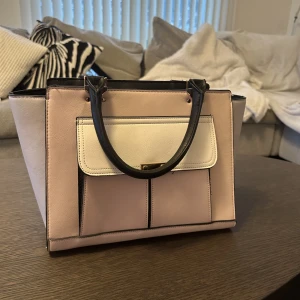 Väska  - Säljer denna väska som är köpt i london på primark. Perfekt väska till skolan! Använd bara några gånger!