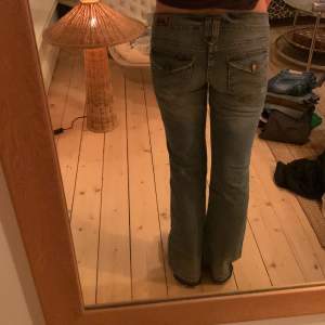 SÅÅÅ SNYGGA lee jeans från 2000s köpta på loppis. Som nya och extremt bekväma💗 pris kan diskuteras Midjemått: 80 cm Innerbenslängd: 81 cm Jag är 1.69💛