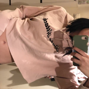 Cropped hoodie med text - Jätte söt hoodie som inte kommit till användning på ett tag, den är ca 110 i midjan så tror att den borde passsa iaf xs-M men det Finns ingen lapp 💛