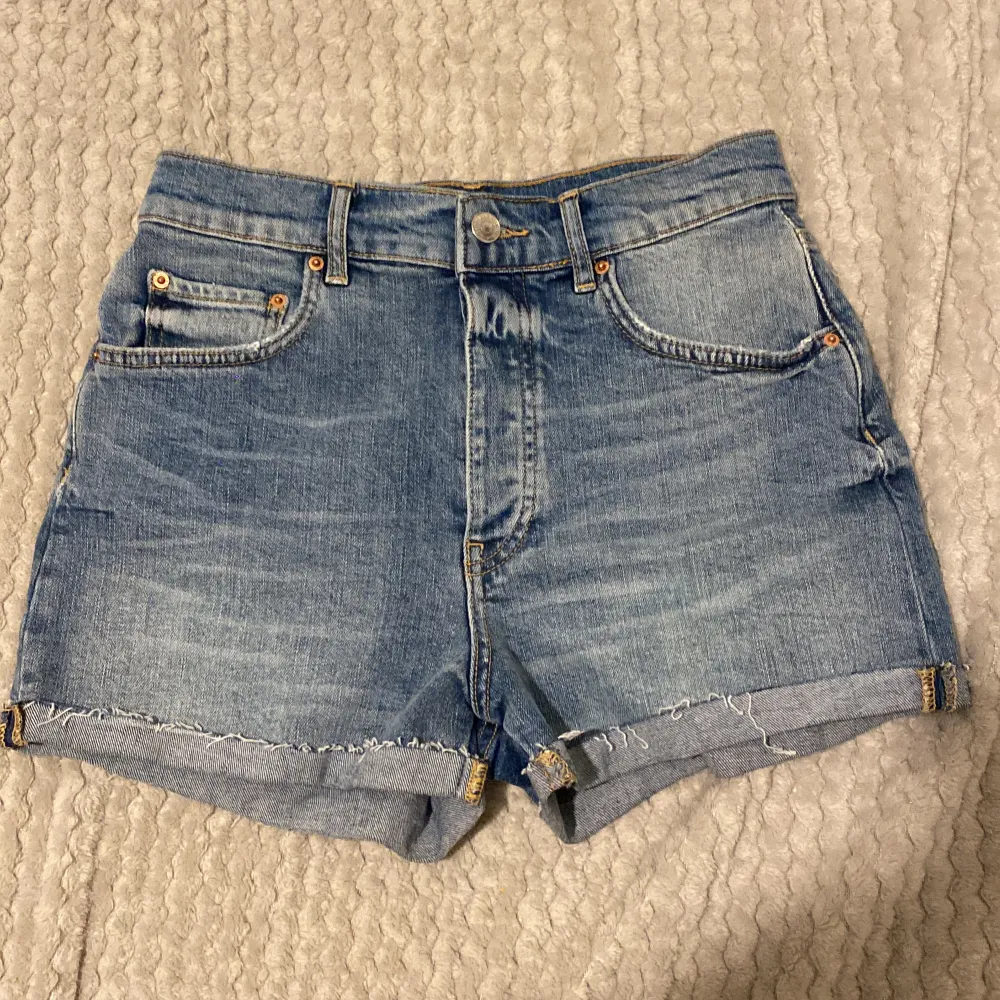 Säljer mina jeansshorts då dom aldrig kommer till användning. (Köparen står för frakten) . Jeans & Byxor.