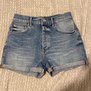 Jeansshorts  - Säljer mina jeansshorts då dom aldrig kommer till användning. (Köparen står för frakten) 