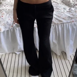 Lågmidjade kostymbyxor  - Ett par lågmidjade kostymbyxor i nyskick. Upplagda så de passar mig som är 165 cm men kan läggas ner så de blir 5 cm längre 