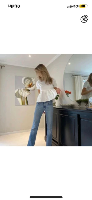 Zara topp - Trendig topp med volang från zara i storlek M! Ej mina bilder🤍