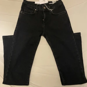 Never denim jeans - Jättesnygga lågmidjade flare jeans! Helt nya med lappen kvar säljer då dom var lite korta för mig i benen. Nypris 599 kr och helt slutsålda!
