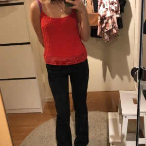 Röd topp från Superdry  - Så söt topp som jag fått för något år sedan, sparsamt använt och är i nyskick endast lite skrynklig. Dyra priser då jag är osäker om jag vill sälja 🙏💛