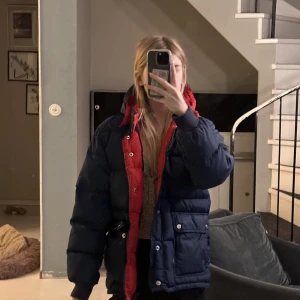 Vinterjacka  - Super fin vinterjacka, varm och bekväm. Skulle säga att den passar xs-s. Märket är Åre köpt för 1000+ den har ett hål men inte alls synligt (märkte nyss) fråga efter bild. Postar bara, snabb affär!💗