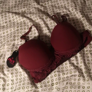 Röd bh - Helt oanvänd bh, den sitter är för liten så jag skulle säga att det är en väldigt liten xs