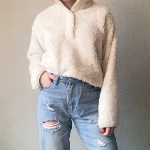 Stickad tröja  - I bra skick. Knappar upp mot kragen. (Se bild) skönt material och varm 😃skriv om det önskas fler bilder 😊