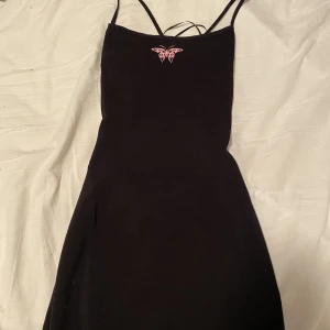 Klänning från H&M - Hej, jag säljer denna klänningen.  Den är oanvänd då den inte riktigt var min stil. 