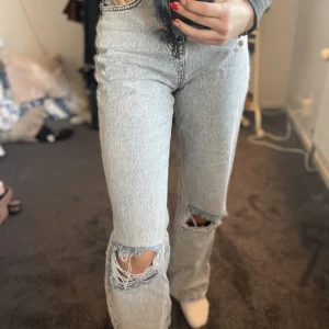 Jeans från NA-KD  - Jeans med håliga detaljer. Smutsblåa, använda några gånger. Hödmidjade med breda ben. Supersköna!💘
