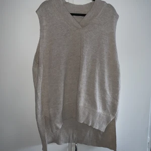 Stickad tröja  - Stickad tröja från Rokoko, aldrig använt men köpte den själv begagnat. Den är längre och slutar mitt på låret för mig som är 171cm. 