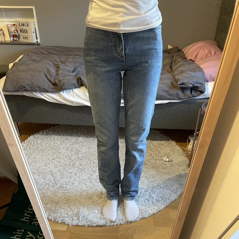 Ett par ljusblå straight jeans från Gina tricot i storlek 32. De är använd ganska många gånger men är i bra skick.. Jeans & Byxor.