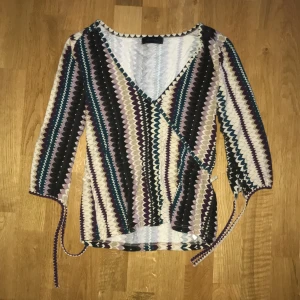 V-ringad blus/topp  - Jättefin topp som jag säljer för att den inte används, så den är i väldigt bra skick. Storlek S från Vero Moda