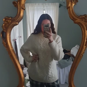 Vit stickad tröja  - Jätteskön stickad tröja, säljer eftersom jag har en nu liknande. Jättefin året runt och passar till allt. Storlek S men ganska oversize. Frakten tillkommer💕