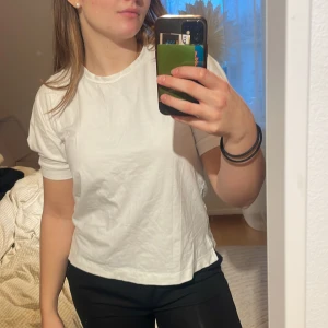 Vit T-shirt  - Vit söt tshirt med puffig ärm. Tyvärr för liten för mig. Köpt på MQ och den är i fint skick utan defekter. Hör av dig vid frågor 💕