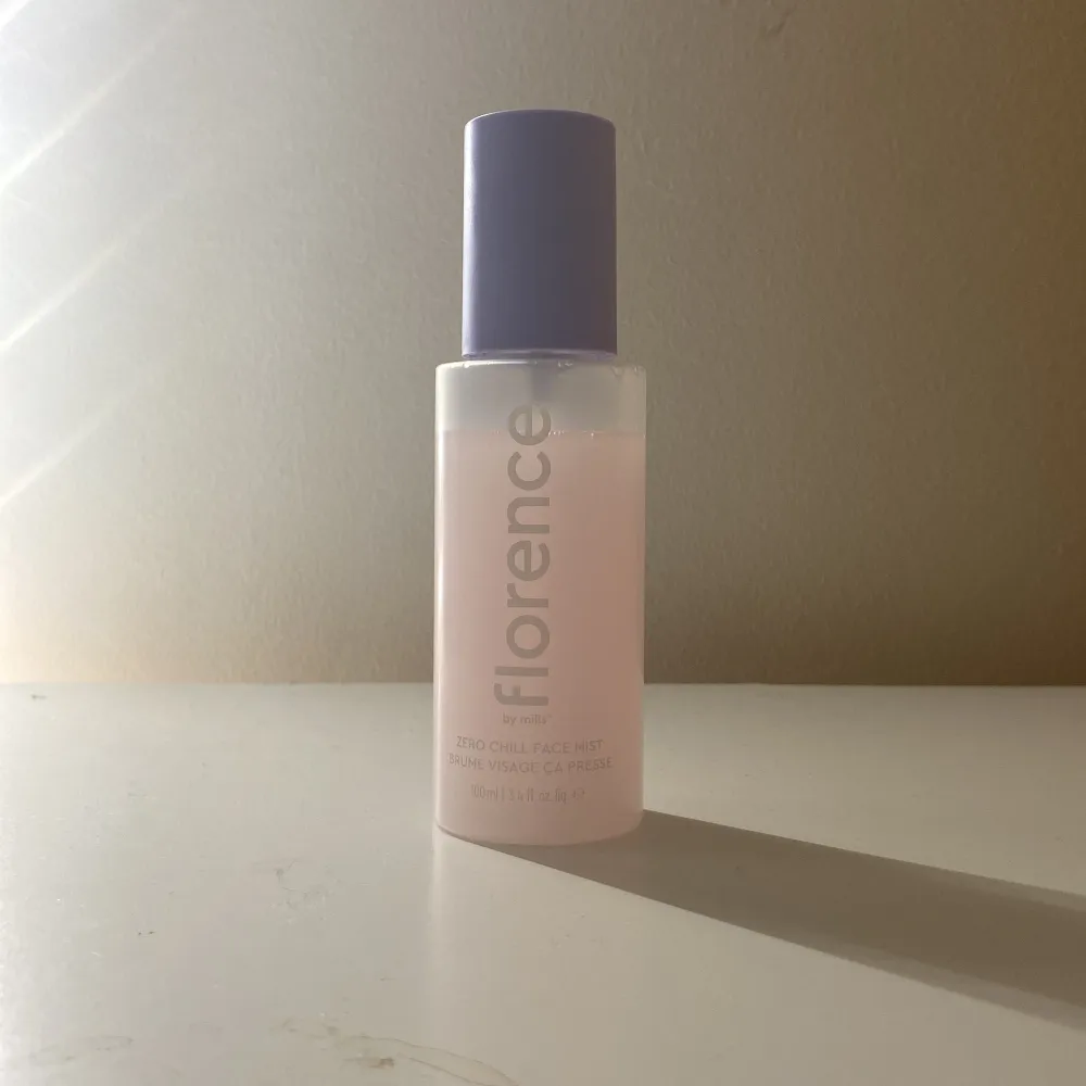 Hej! Jag säljer en Florence face mist! 💜den var inte riktigt min hudtyp så jag sålde den🫶🏼 den är lite använd som ni kan se på bilden, skriv till mig privat om ni vill köpa elr är vid intresse😗😗 skulle säga att det är ungefär 85-90 ml kvar i den❤️. Övrigt.