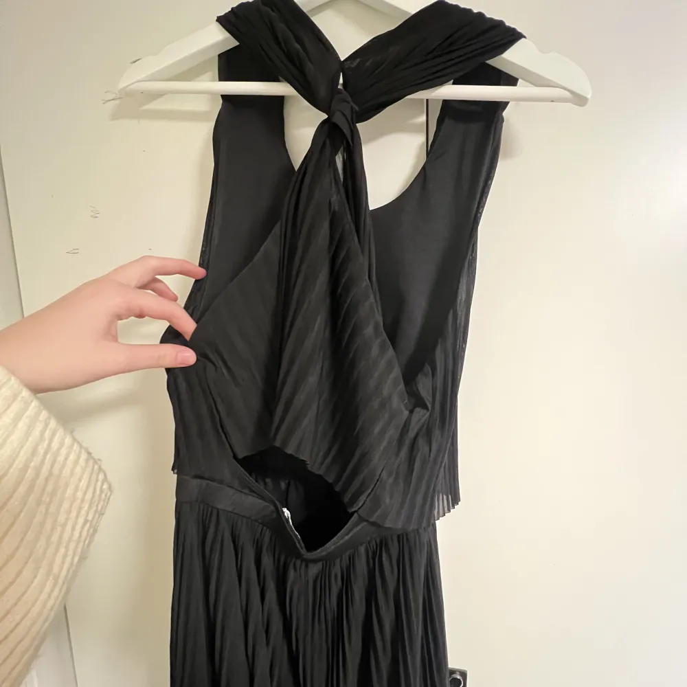 En svart plisserad klänning ifrån hm. I jättebra skick och fin i ryggen!!! Skriv för fler bilder. Frakten ingår🫶🏻. Klänningar.