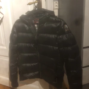Parajumpers jacka  - Säljer min fina Parajumper jacka som är i bra skick, storlek S  (Kan mötas eller skicka på posten)