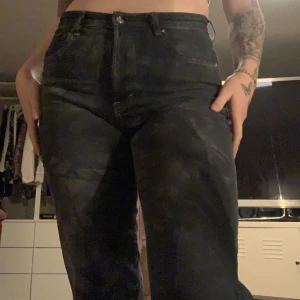 Jeans - Jeans fr &denim  Tiedye (mörkblå o en lite ljusare blå nyans ) Jag är 175 och de passar mig ner till skon:)  Ribbade i hem vid ankel. 