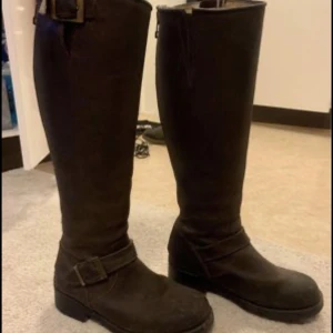 Bruna Johnny bulls stövlar  - Säljer Bruna höga Johnny Bulls.  Bruna Johnny Bulls stövlar.  Inte Avtvättade eller putsade på bild vid intresse fixas det.  Använda men inte dåligt skick. 