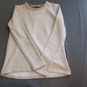Tröja - Jätte fin tröja öppen på nacken/ryggen. Är jätte skön och mjuk på insidan. 