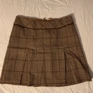 En fin, vintage kjol. Passar storlek M, använder för sällan. 🥹