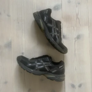 Asics skor - Sjukt snygga asics som passar med allt. Riktigt gorpcore vibe på de. Storlek 42.5 (US 9). Skicket är fenamenalt lite små skuffs här o där men inget märkvärdigt. Skosnören finns och kan snöras i vid köp.